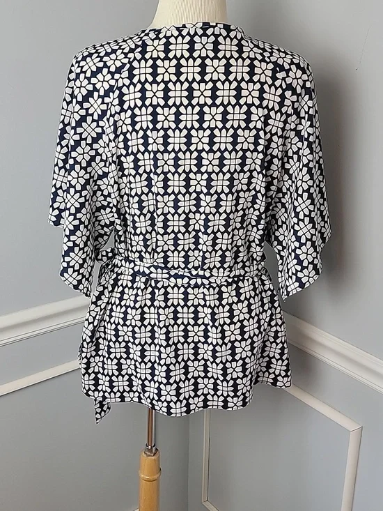 Banana Republic Blue White Geometric V-Neck Dolman Sleeve Tie Waist Tunic Top M - Picture 3 of 7